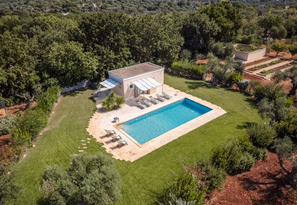 The pool with the equipped sunbathing area - Trullo Magnifico