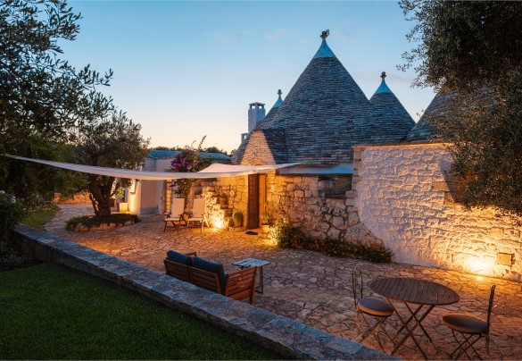 The outdoor lounge in the evening - Trullo Magnifico