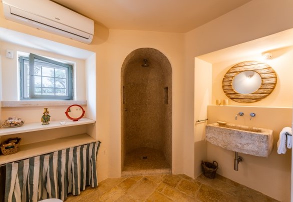 En suite bathroom with shower no. 4 – Trullo Magnifico