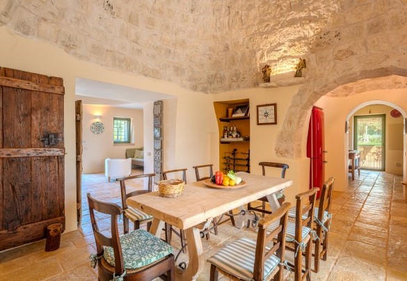 Open space living area with dining table - Trullo Magnifico