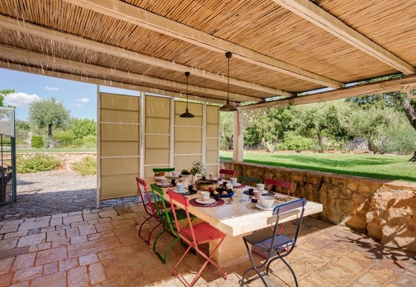 The dining table shaded by the pergola - Trullo Magnifico