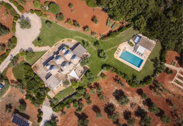 The pool is just a few meters from the buildings - Trullo Magnifico
