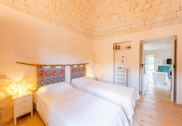 Twin bedroom with joinable beds no. 1 – Trullo Magnifico