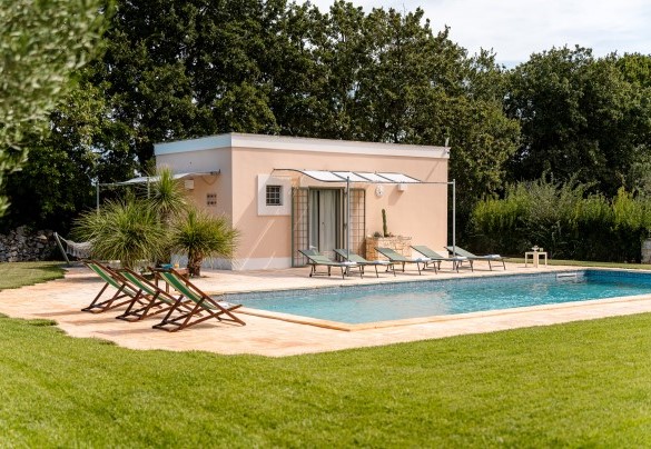The pool sunbathing area – Trullo Magnifico