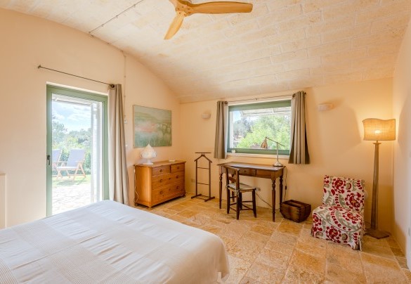 Double bedroom no. 2 with outdoor access - Trullo Magnifico