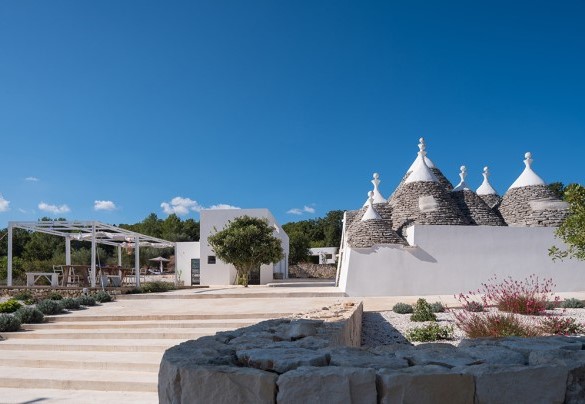 L’ampia scala di gradoni bianchi conduce al cuore della struttura abbellita da numerose piante ornamentali che profumano il passaggio - Trulli Santa Pazienza