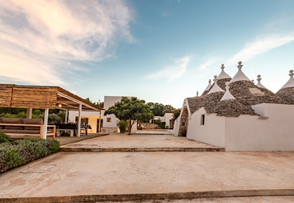 I trulli, la lamia principale e la lamia dependance sono separati tra loro ma godono di ampi spazi comuni per vivere momenti di convivialità con i propri cari - Trulli Santa Pazienza
