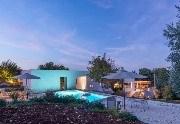 La piscina è igienizzata al sale e sarà utilizzabile anche di sera grazie all’illuminazione interna ed esterna - Trulli Santa Pazienza