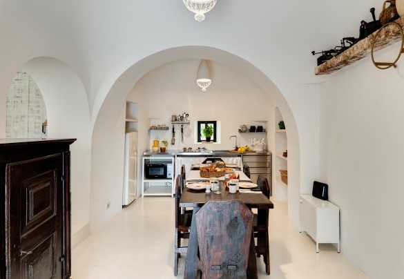 L’ingresso dei trulli ammette direttamente nella zona pranzo con cucina a vista - Trulli Santa Pazienza