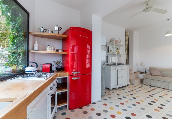 La lamia principale ha una spaziosa zona salotto, comunicante con la luminosa e accessoriata cucina a vista - Trulli Santa Pazienza