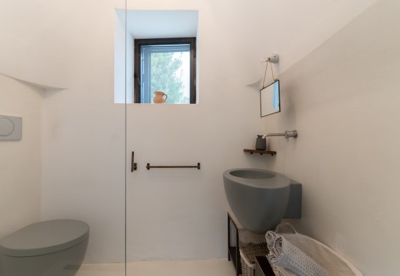 La zona notte dei trulli è completata da un bagno con doccia (senza bidet) adiacente la camera n.1 e confinante con il salotto - Trulli Santa Pazienza