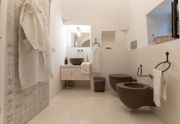 Il bagno en-suite alla camera matrimoniale n.2 nei trulli, è caratterizzato da sanitari colorati - Trulli Santa Pazienza