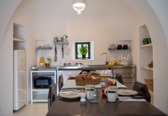 La zona pranzo e la cucina a vista dei trulli - Trulli Santa Pazienza