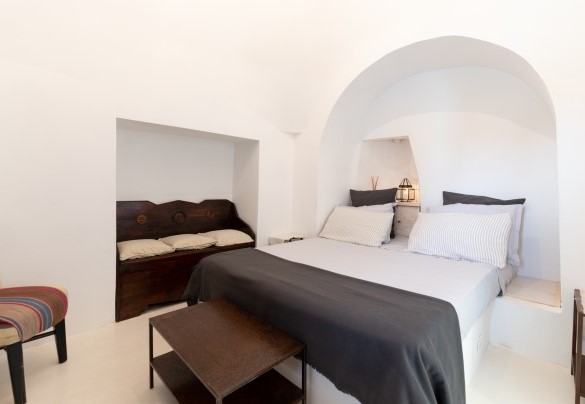 La camera n.1 nei trulli, ha il suo letto matrimoniale adagiato in una alcova - Trulli Santa Pazienza