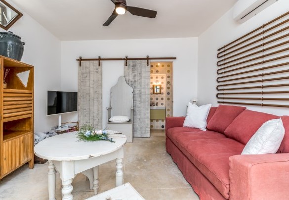 La lamia dependance è una spaziosa camera doppia con letti unibili, bagno en-suite e vano lavanderia (si precisa che 2 letti unibili hanno sostituito il divano letto) - Trulli Santa Pazienza