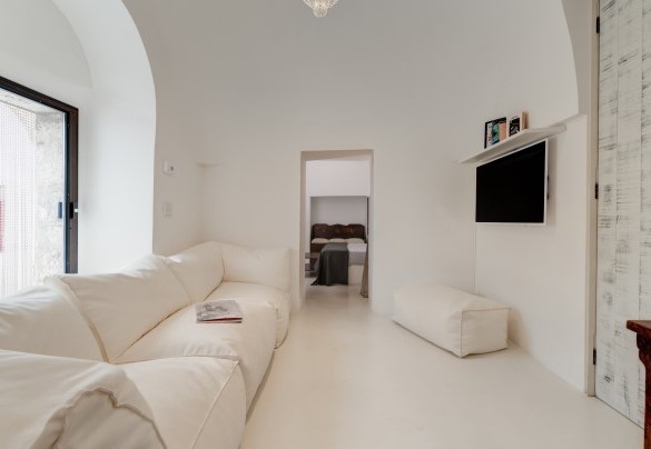 Il salottino dei trulli, adiacente la camera n.1, ha accesso diretto all’esterno – Trulli Santa Pazienza