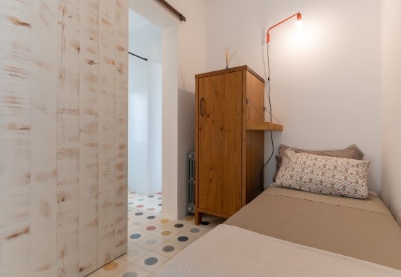 Nella lamia principale una caratteristica porta scorrevole divide la stanza con letto singolo aggiunto dalla stanza da bagno – Trulli Santa Pazienza 