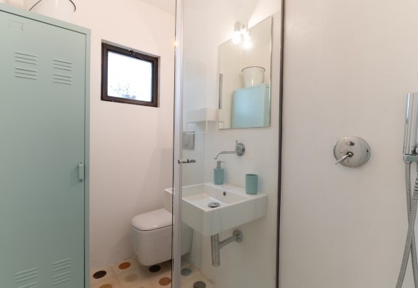 Il bagno con doccia della lamia principale che serve la zona giorno – Trulli Santa Pazienza