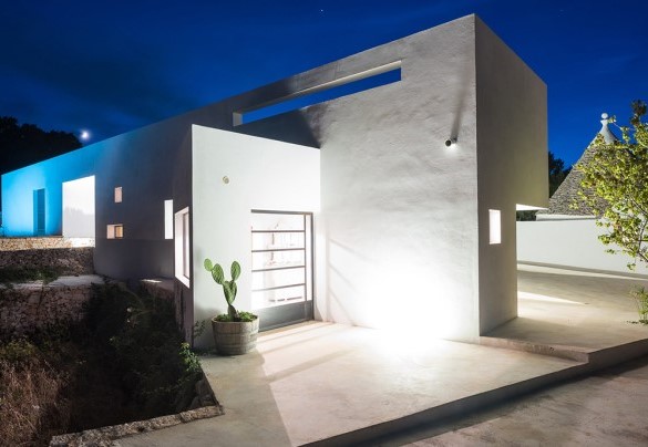 La lamia principale sapientemente illuminata con vista sulla cucina (foto scattata prima della realizzazione della veranda) – Trulli Santa Pazienza