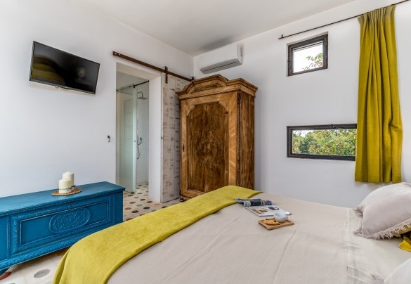 La camera matrimoniale n.3 nella lamia principale, ha il letto divisibile e il bagno con doccia en-suite – Trulli Santa Pazienza