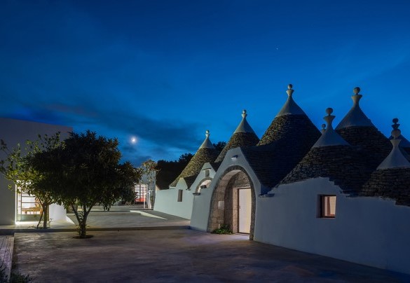 I coni dei trulli risaltano al chiaro di luna - Trulli Santa Pazienza