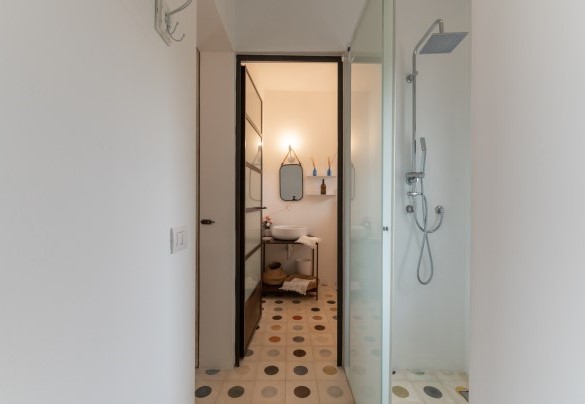 La mini suite della lamia principale ha un bagno con il vano doccia completamente separato – Trulli Santa Pazienza