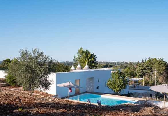 La piscina si sviluppa nella parte retrostante della proprietà in posizione privilegiata e completamente riservata - Trulli Santa Pazienza