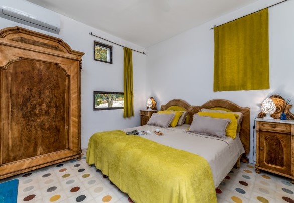 La camera matrimoniale n.3 nella lamia principale, con il suo caratteristico pavimento di cementine – Trulli Santa Pazienza