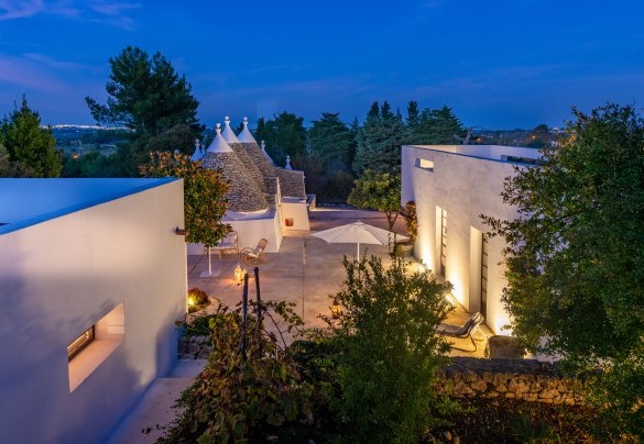La dimora sorge nella campagna di Martina Franca in Valle d’Itria, a poca distanza dalle rinomate cittadine di Cisternino, Grottaglie e Ceglie Messapica - Trulli Santa Pazienza