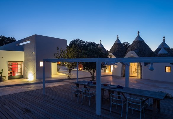 Il portico con il grande tavolo si trova proprio accanto alla cucina con il suo spazio esterno  - Trulli Santa Pazienza