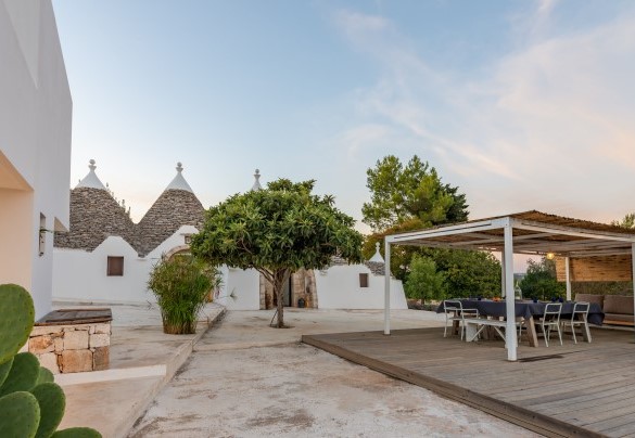 La proprietà, composta da tre corpi separati, garantisce privacy a gruppi di amici o famiglie, pur mantenendo la peculiarità di una villa con spazi condivisi - Trulli Santa Pazienza