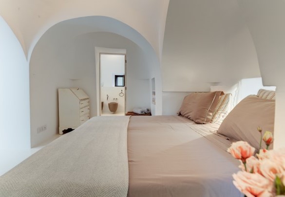 La camera matrimoniale n.2 nei trulli, dispone di un bagno en-suite - Trulli Santa Pazienza