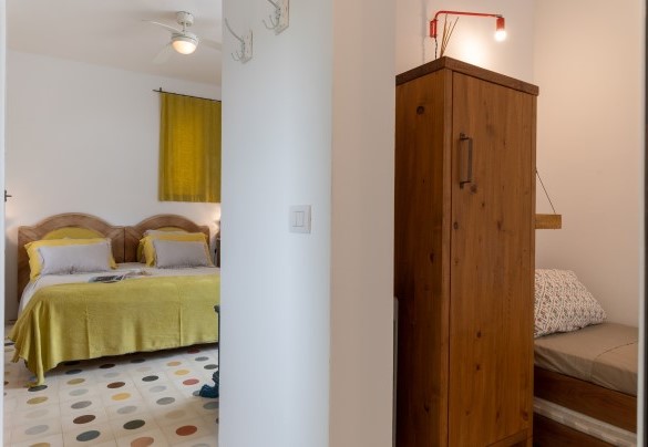 Lamia principale: la mini suite è composta da una stanza con letto singolo aggiunto, la camera matrimoniale n.3 e un bagno con doccia - Trulli Santa Pazienza
