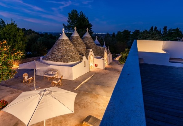 Gli spazi esterni accanto alle abitazioni sono arredati per consentire di rilassarsi godendo della natura circostante - Trulli Santa Pazienza