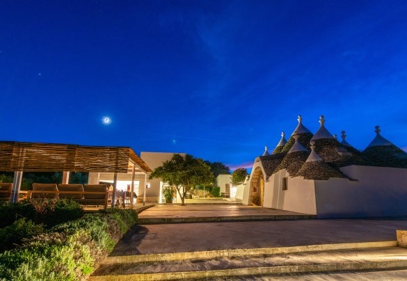 La proprietà illuminata è godibile all’esterno anche nelle ore notturne - Trulli Santa Pazienza