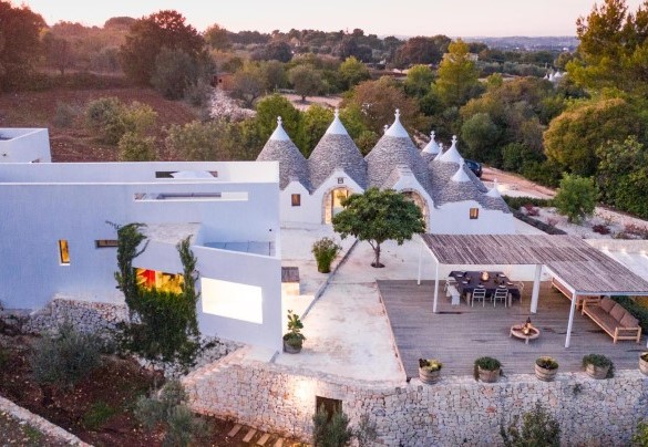 Nel suggestivo giardino che avvolge i tre corpi abitativi, le aree relax e pranzo sono comodamente raggiungibili da tutta la proprietà - Trulli Santa Pazienza