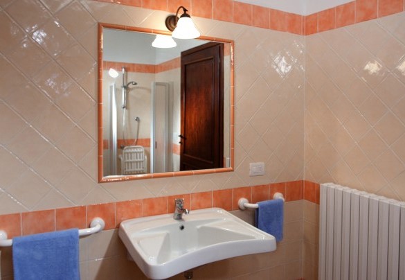 Bathroom with shower on the first floor - Val di Marco  