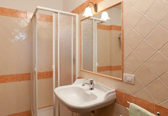 Bathroom with shower on the first floor - Val di Marco 