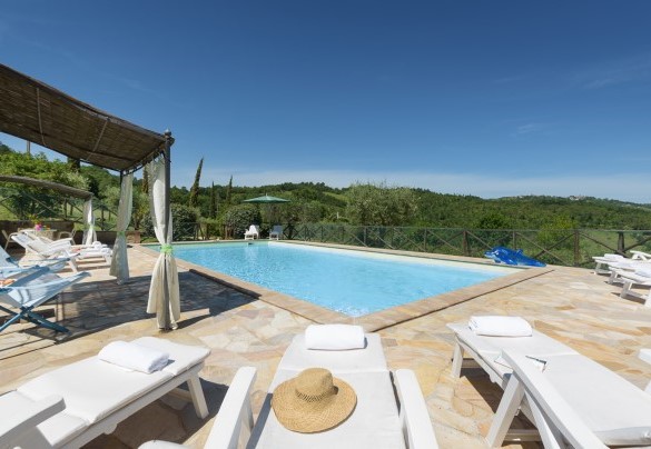 The swimming pool is enclosed by a wooden fence and net - Val di Marco