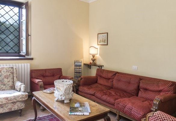 Living room furnished with sofas and armchairs - Val di Marco