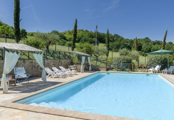 The beautiful and panoramic swimming pool with salt purification - Val di Marco