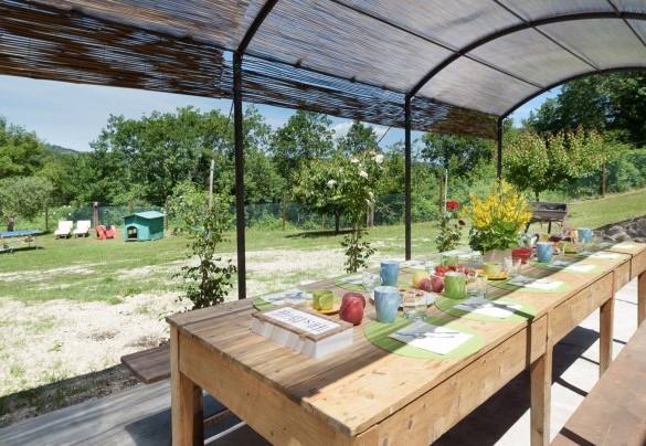The pergola set up for outdoor dining - Val di Marco 