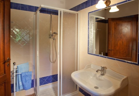 En suite bathroom with shower on the first floor - Val di Marco  