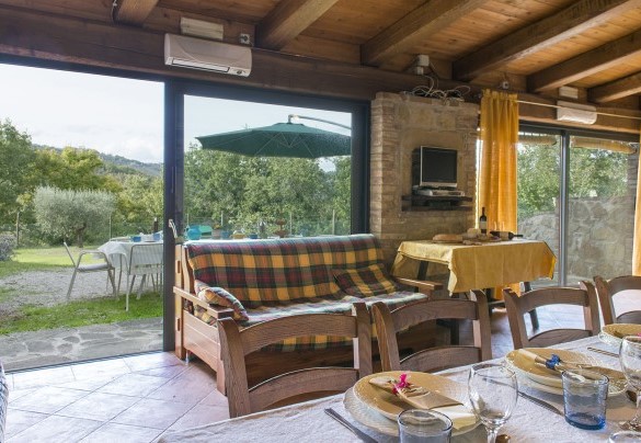 The dining room communicates directly with the outside - Val di Marco