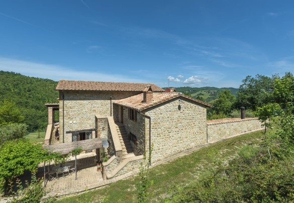 The property is situated on the gentle green hills of Umbria - Val di Marco