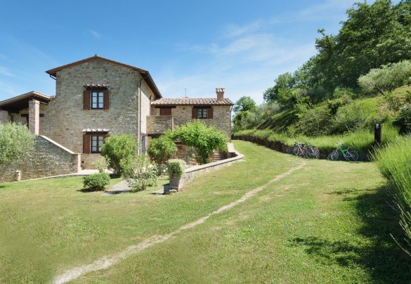 The farmhouse embraced by the well-kept garden - Val di Marco 