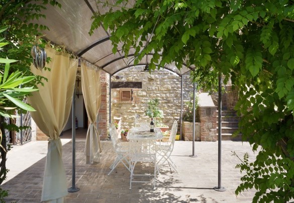 The romantic gazebo furnished with table and chairs - Val di Marco