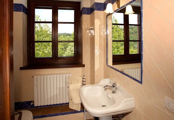Bathroom with shower on the first floor - Val di Marco  
