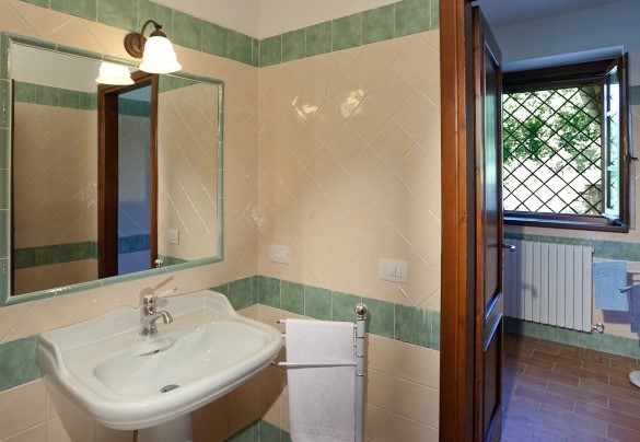 En suite bathroom with shower on the ground floor - Val di Marco