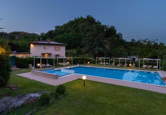 Veduta notturna dell'area piscina recintata - Valleverde